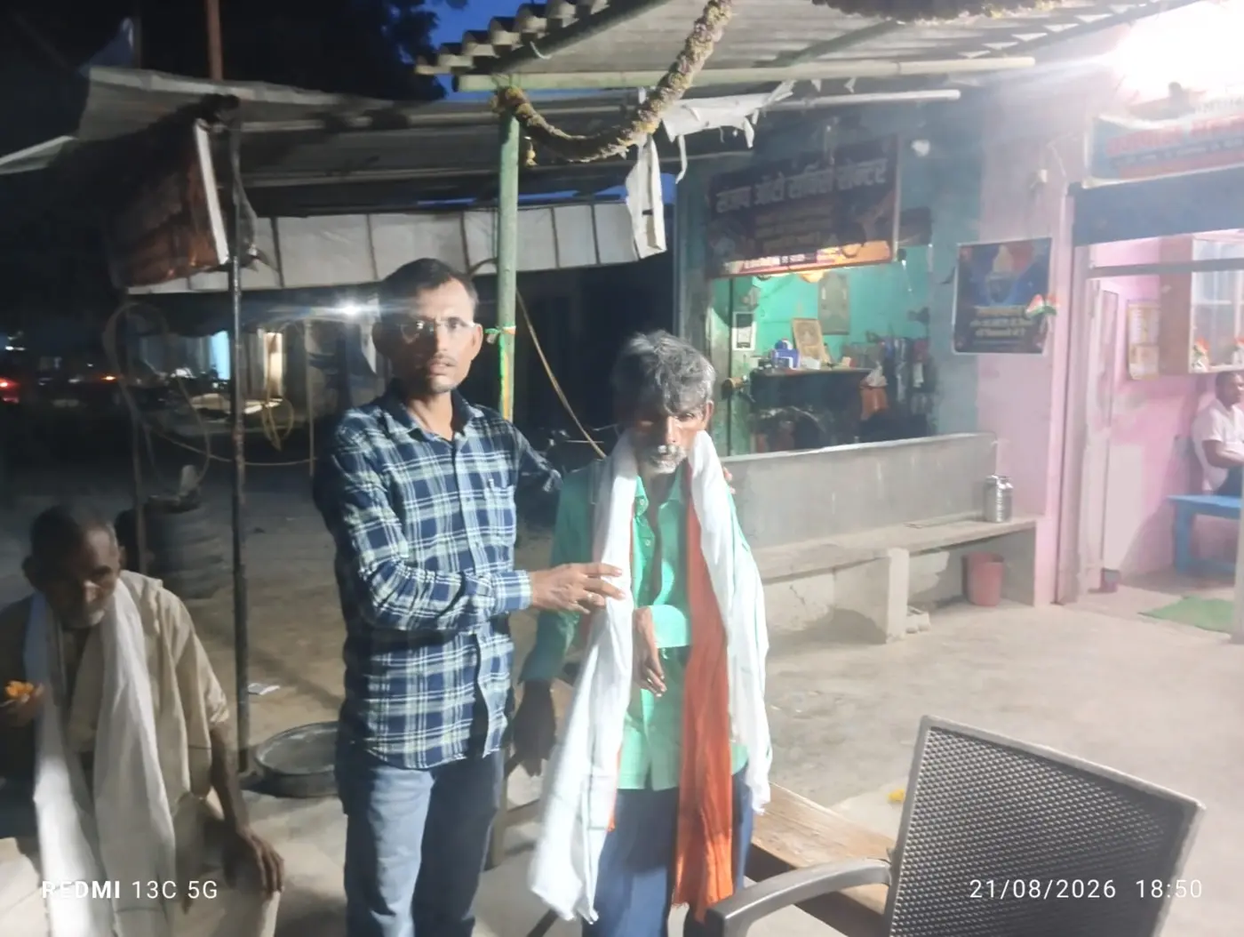 Rajpal Sewa Sansthan honoring a senior citizen