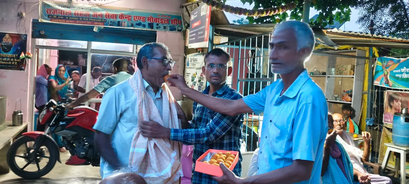 Volunteer honoring a senior citizen